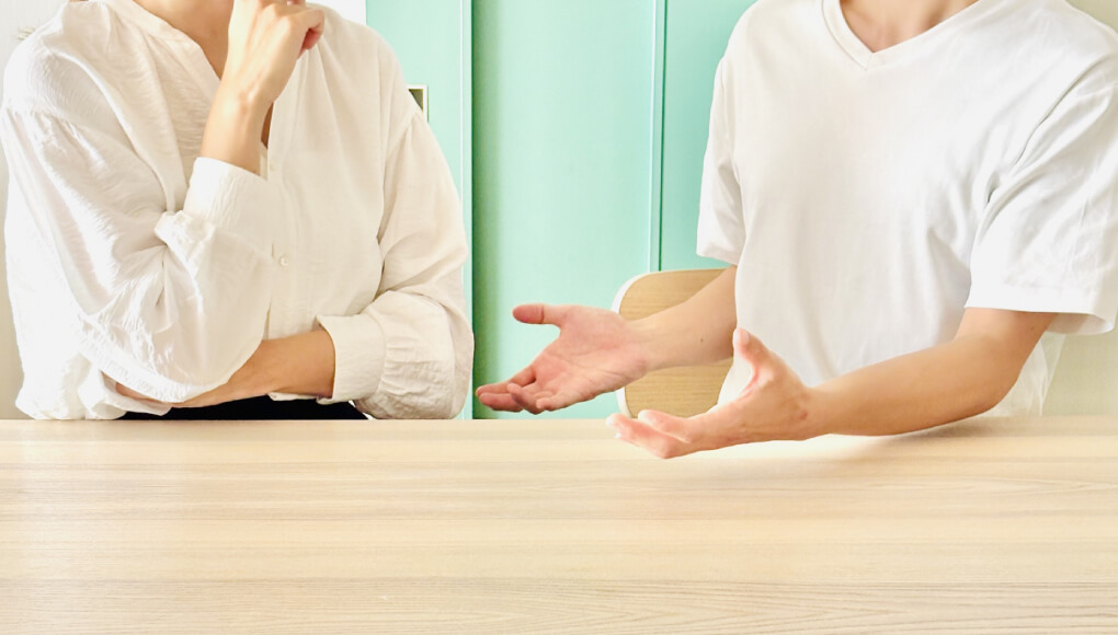 女性に相談をする男性