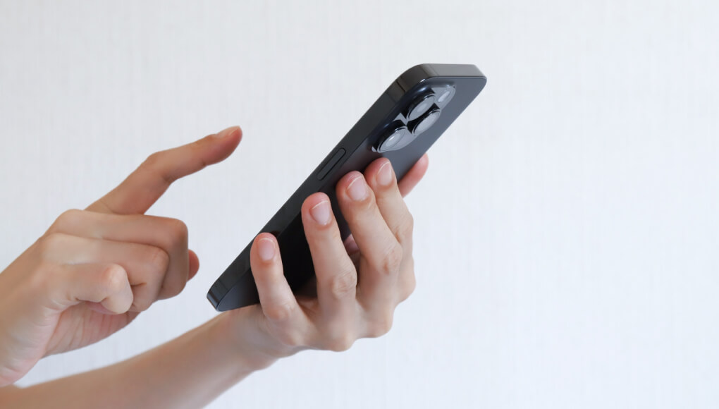 スマホで検索する様子