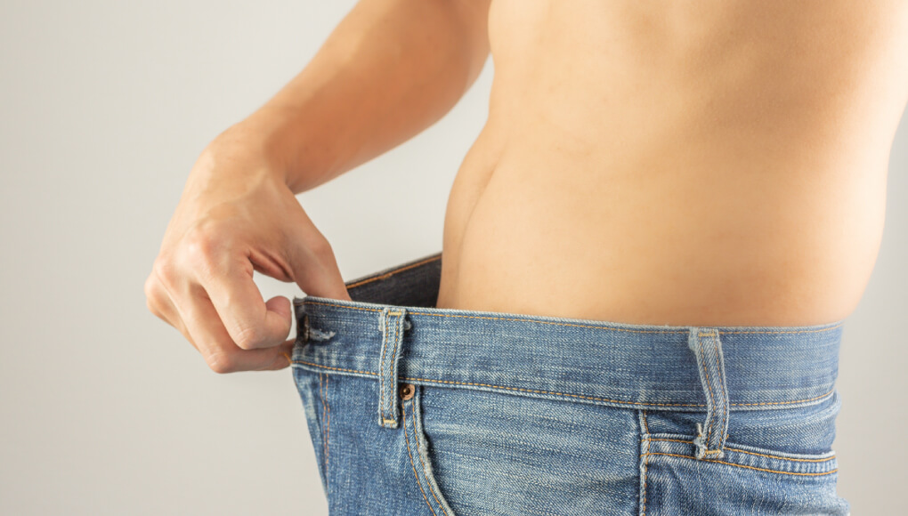 自分の下半身を確認する男