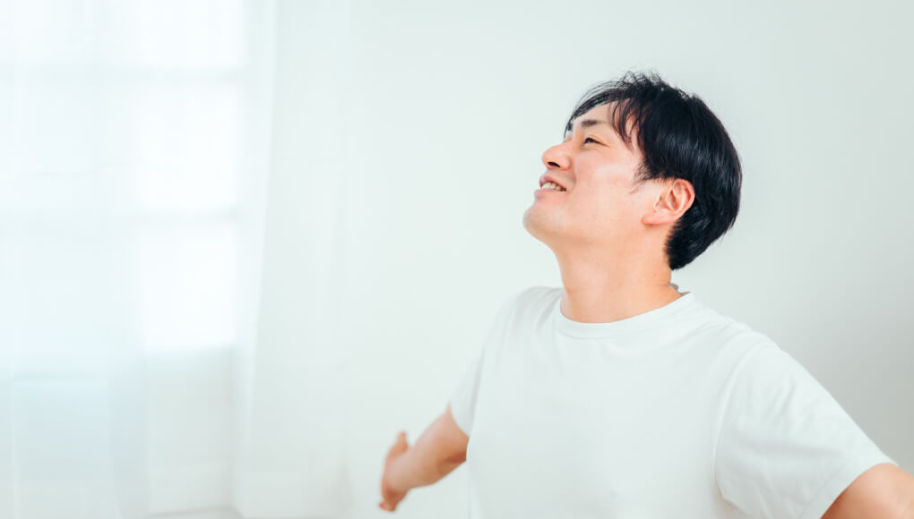 深呼吸をする男性