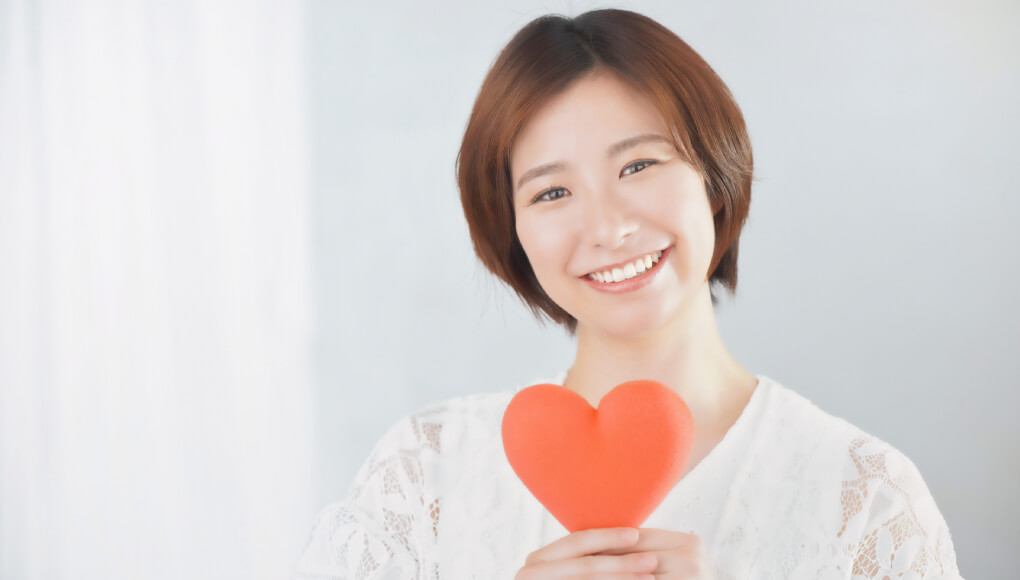 ハートを持って好意を表す女性