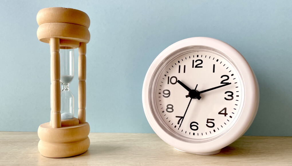 時間を表す時計と砂時計