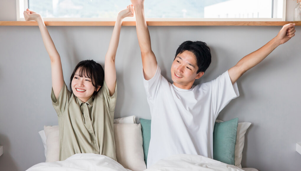 元気に朝目覚める男女