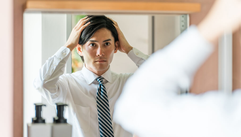 ヘアセットをする男性