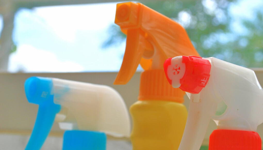洗剤が入ったスプレーボトル