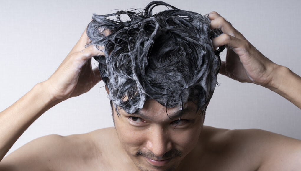 洗髪をする男性