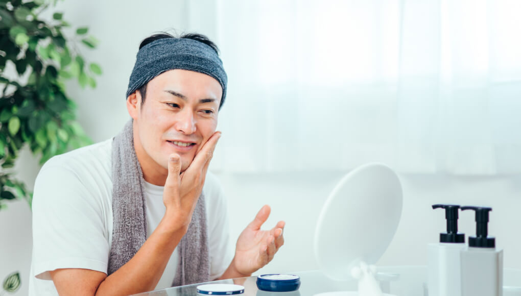 スキンケアをする男性