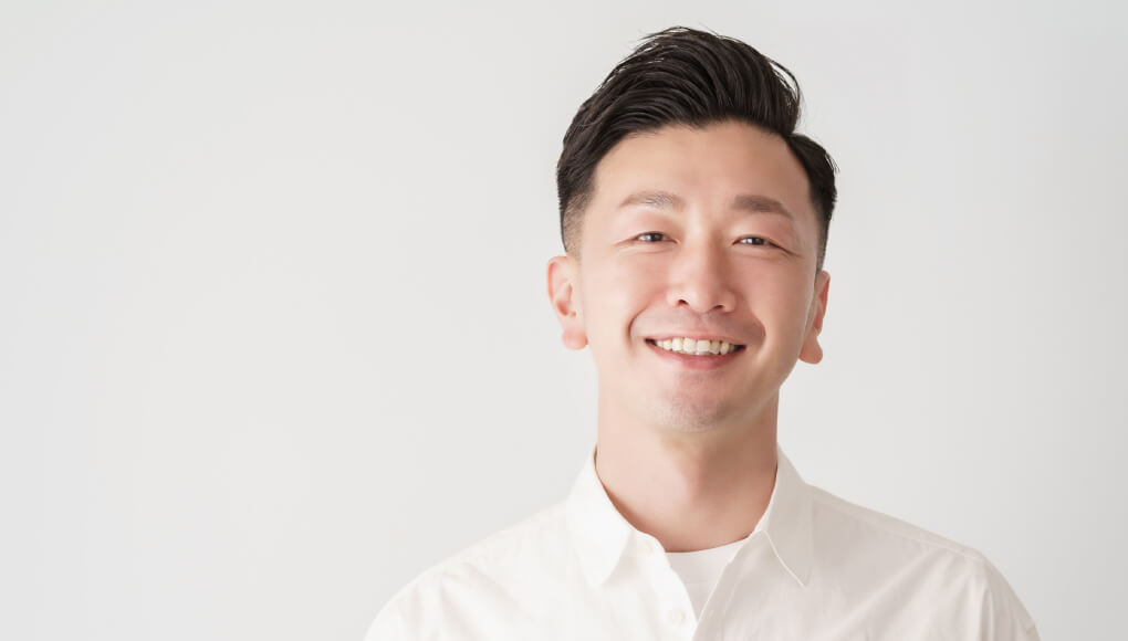 おでこを出した爽やかな男性