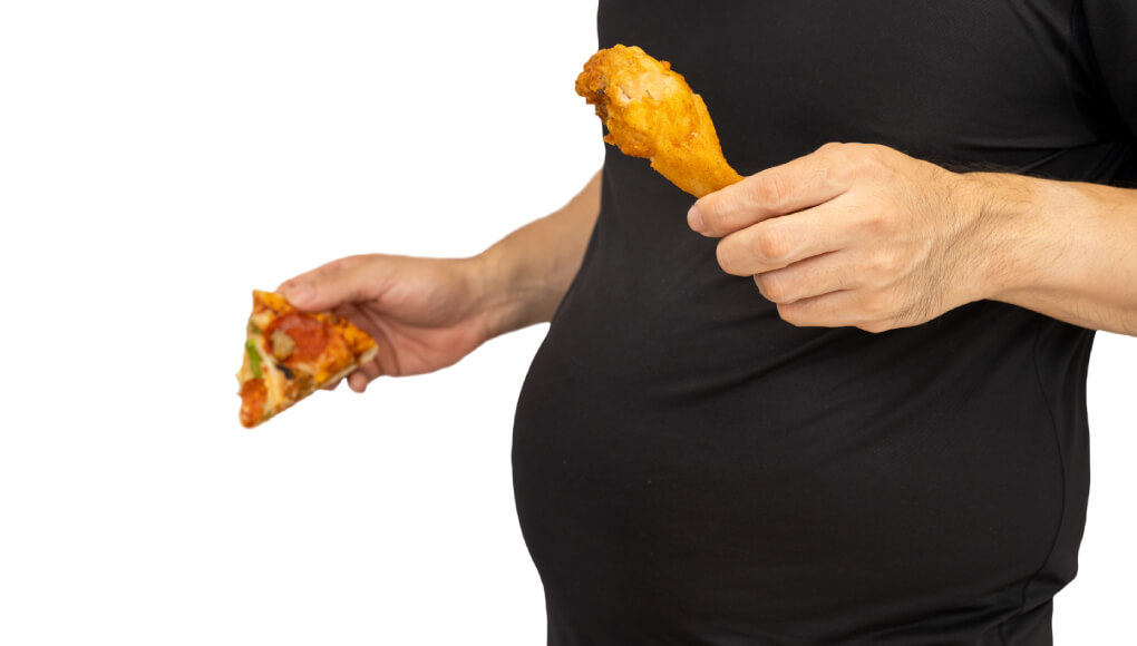 チキンとピザを持つデブの男性