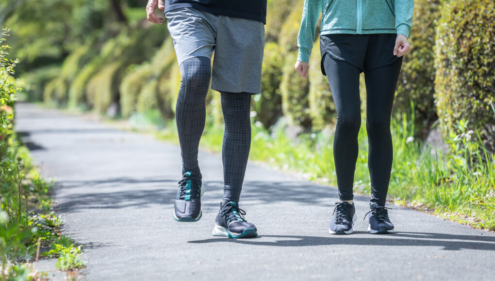 有酸素運動（ジョギング）をする男女