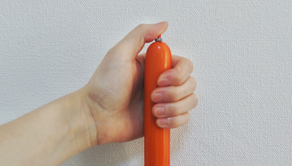 ソーセージを持つ手