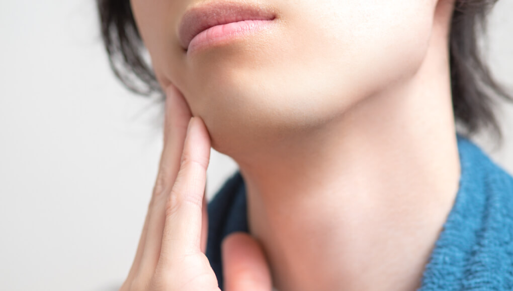 顎がつるつるの男性の口元