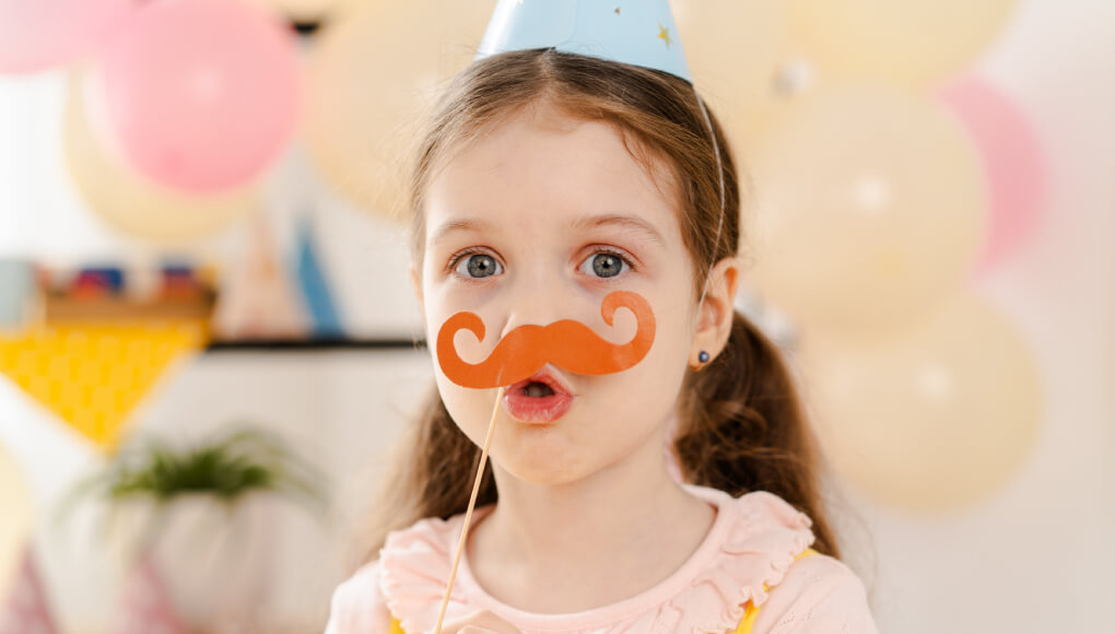 付けひげを付ける女の子