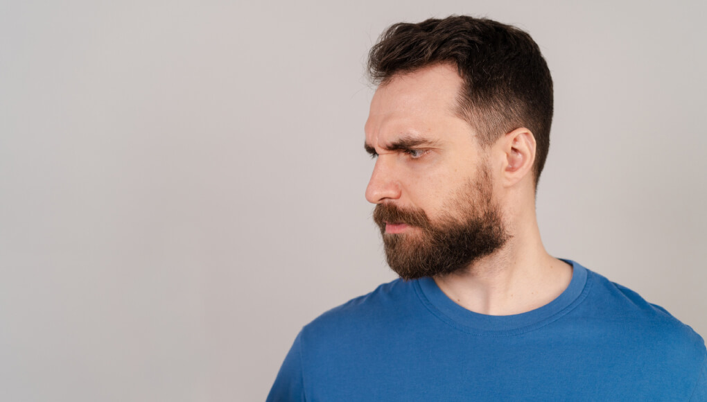 ボリューミーなひげを生やした男性
