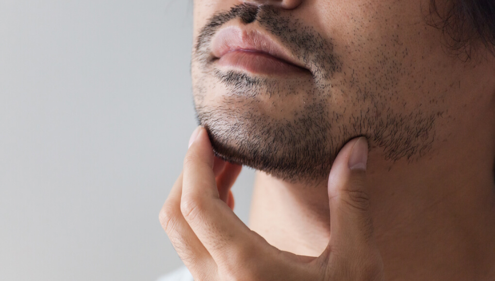 無精ひげを生やした男性の口元